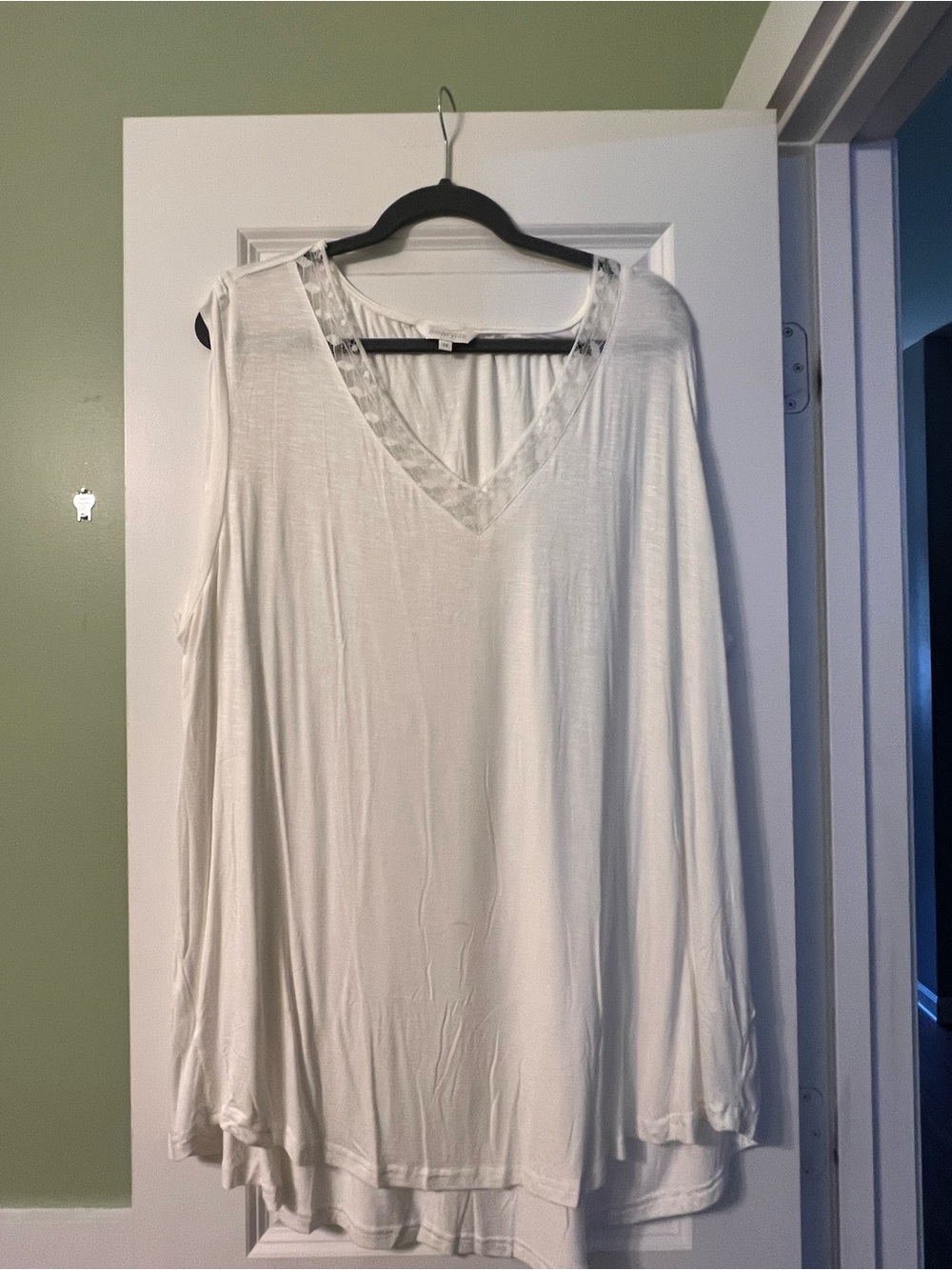 Women's White V-Neck Sleeveless Top